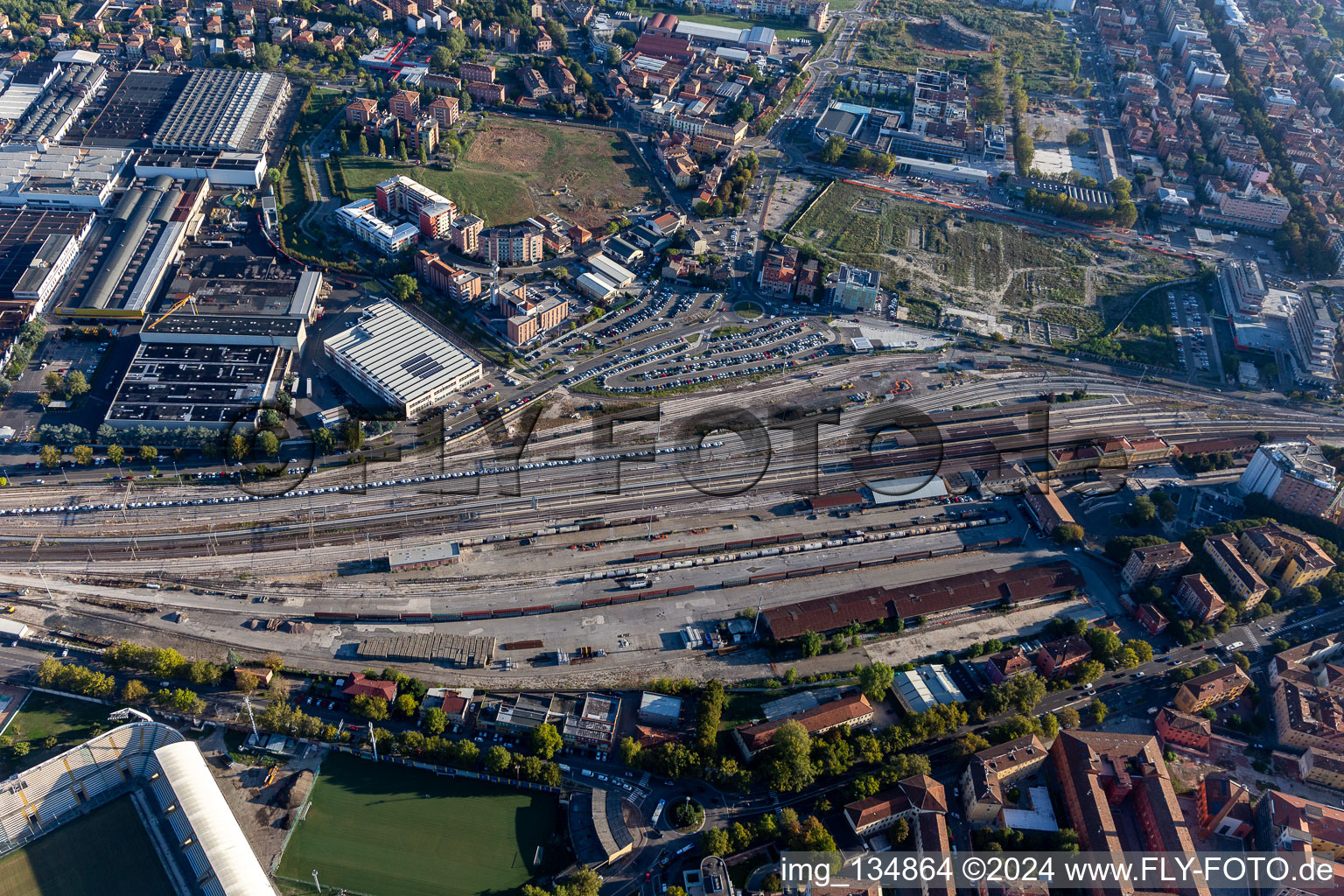 Vue aérienne de Station Parcheggio Modena et Estación de ferrocarril de TrenItalia de Módena à Modena dans le département Modena, Italie