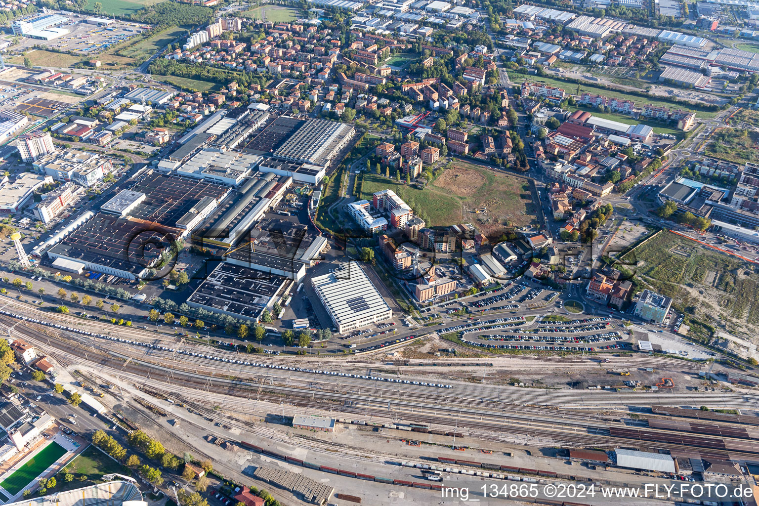 Vue aérienne de Station Parcheggio Modena et Estación de ferrocarril de TrenItalia de Módena à Modena dans le département Modena, Italie