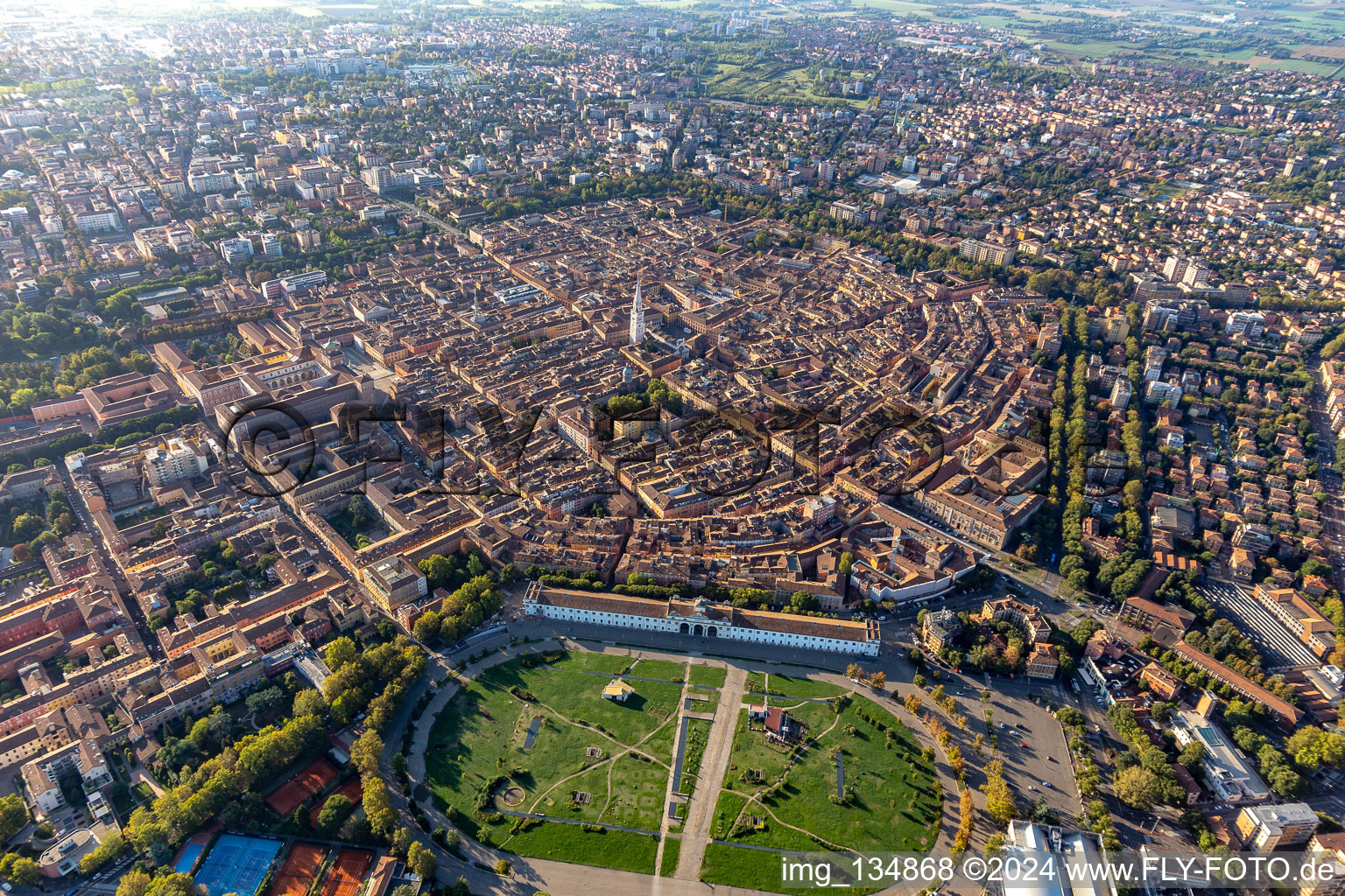 Vue aérienne de Parco archeologico Novi Ark, Parco PiazzaD'Armi Novisad, Université Marco Biagi Département d'économie à Modena dans le département Modena, Italie