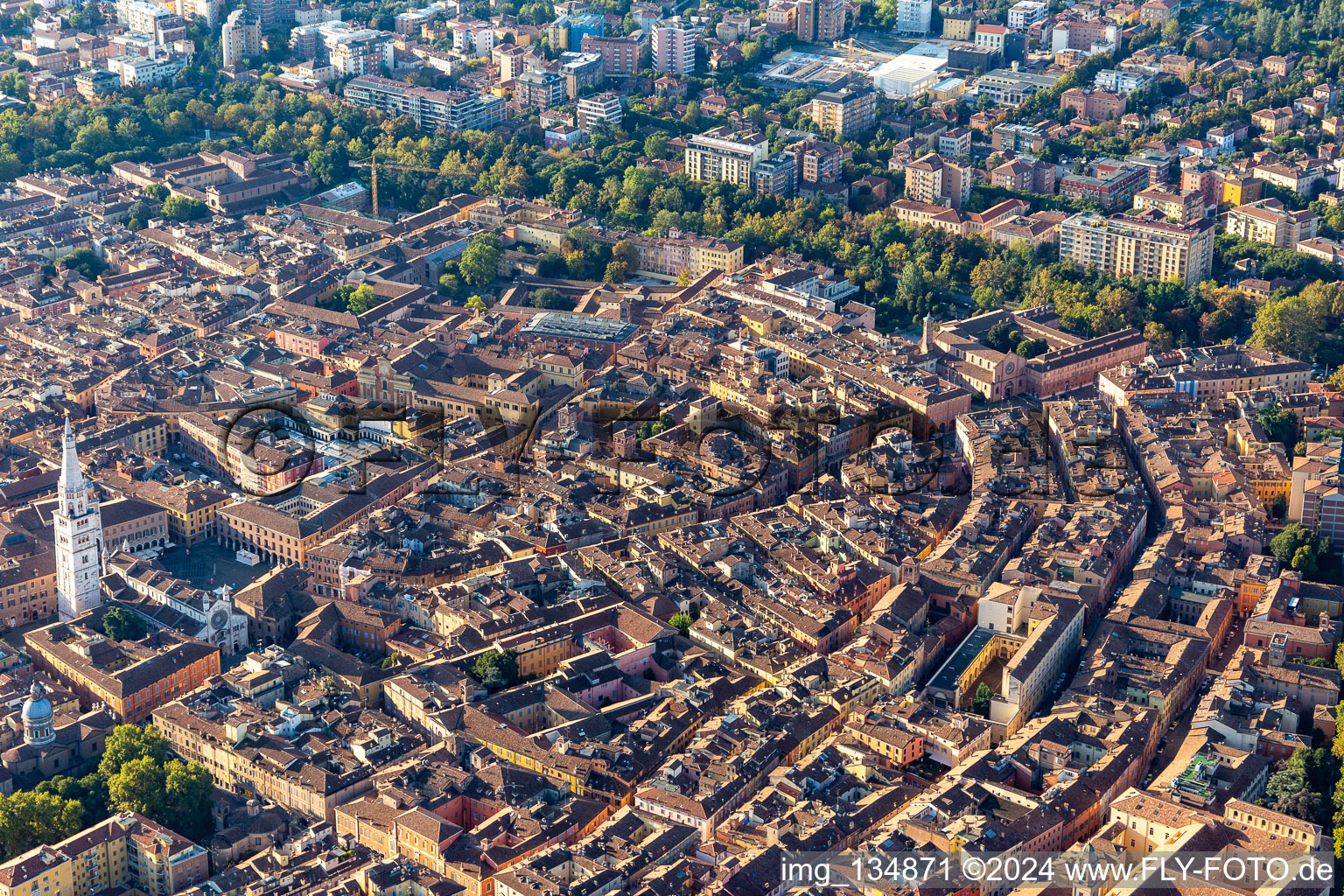 Vue aérienne de Vieille ville historique à Modena dans le département Modena, Italie