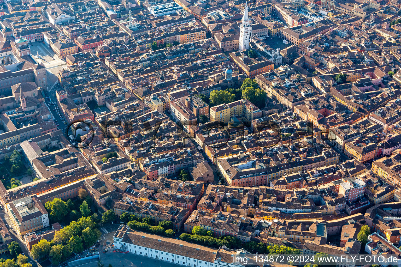 Vue aérienne de Cathédrale de Modena Duomo di Modena à Modena dans le département Modena, Italie