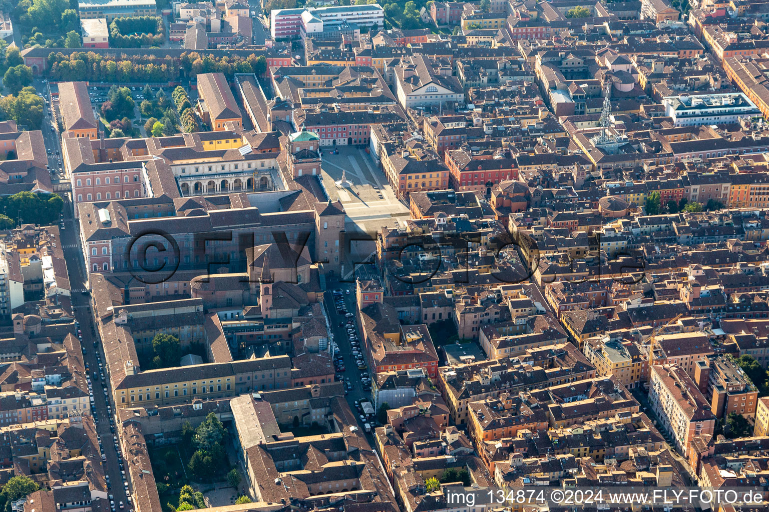 Vue aérienne de Académie militaire de Modena sur la Piazza Roma à Modena dans le département Modena, Italie