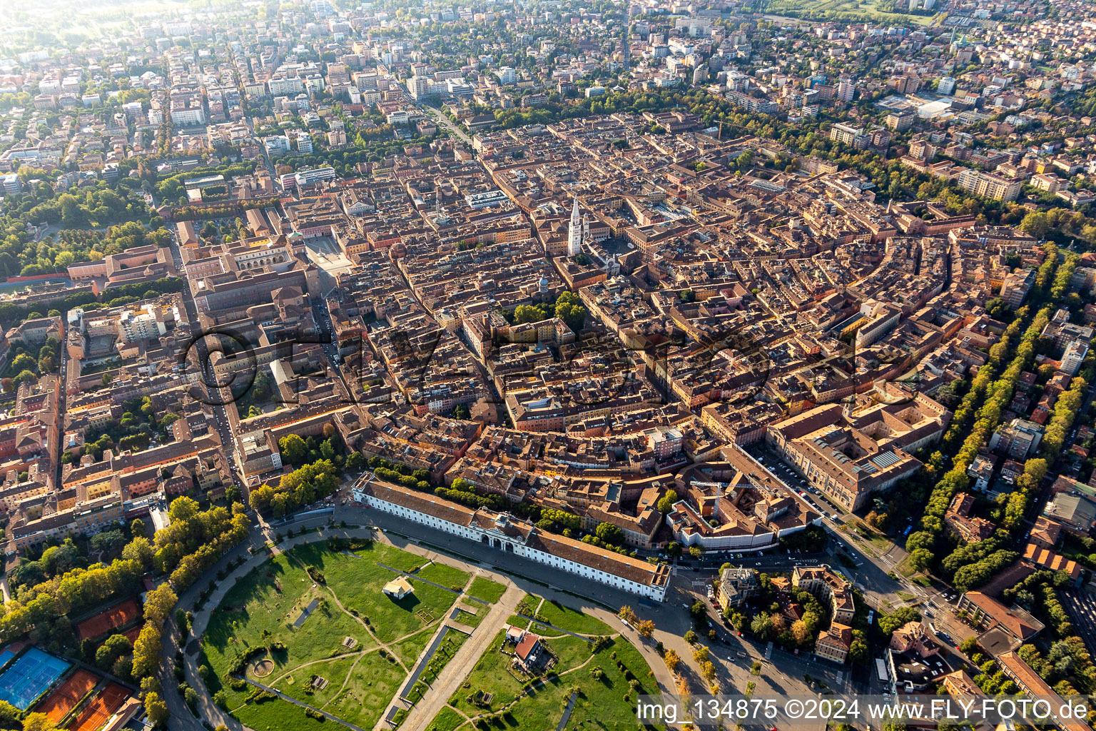 Vue aérienne de Parco archeologico Novi Ark, Parco PiazzaD'Armi Novisad, Université Marco Biagi Département d'économie à Modena dans le département Modena, Italie