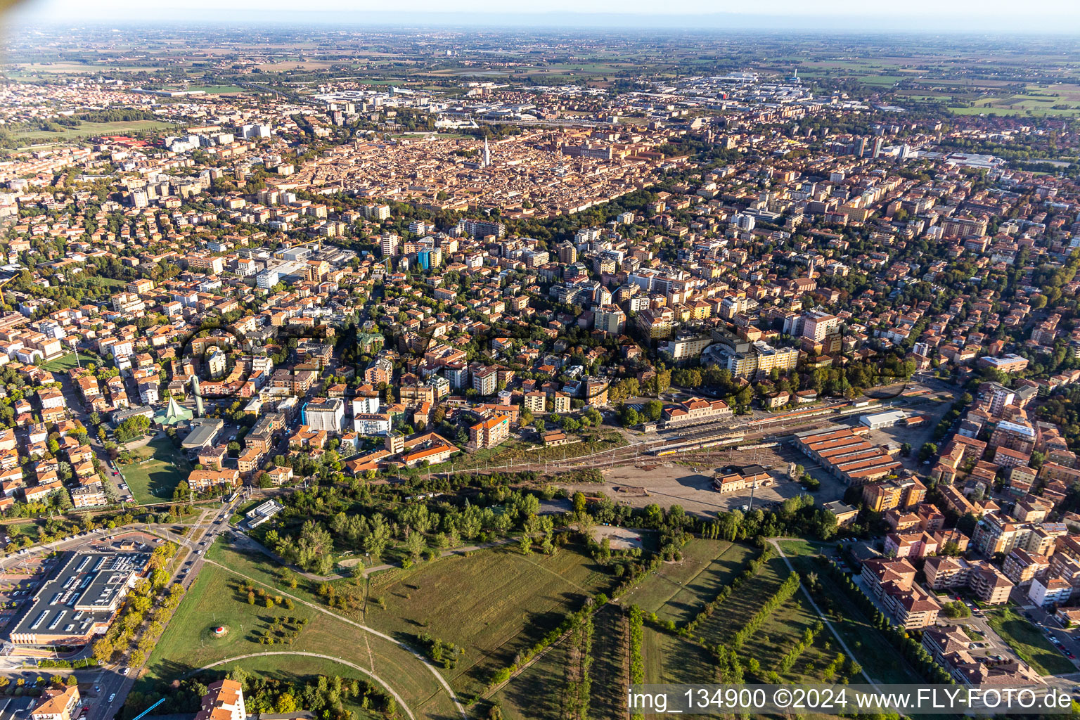 Vue aérienne de Du sud-est à Modena dans le département Modena, Italie