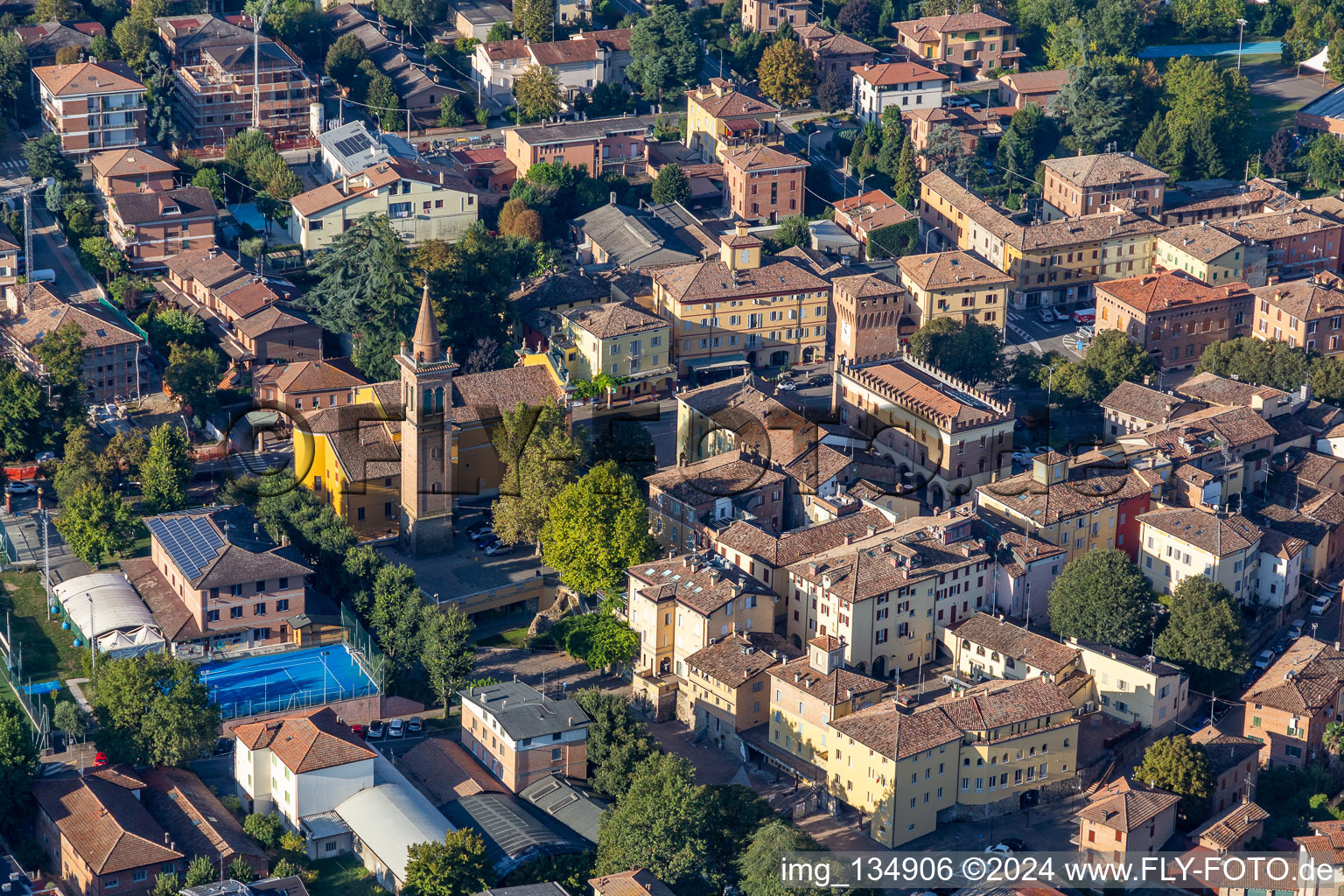 Vue aérienne de Parrocchia Di ino I Papa à Castelnuovo Rangone dans le département Modena, Italie