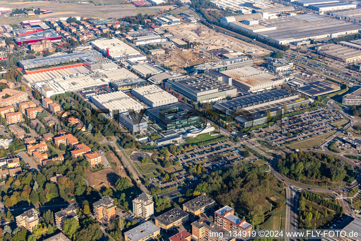 Vue oblique de Ferrari SPA à Maranello dans le département Modena, Italie