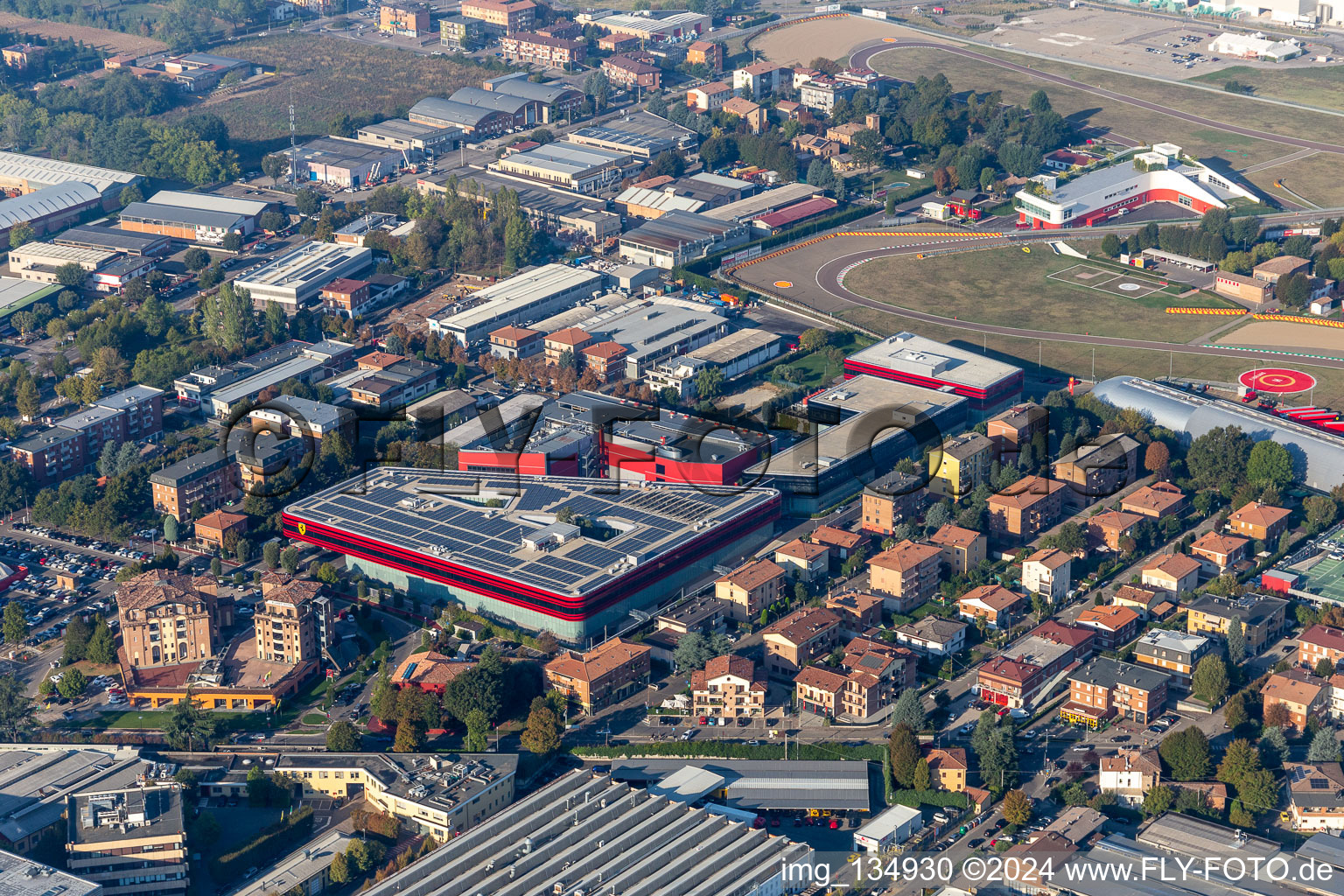 Ferrari SPA à Maranello dans le département Modena, Italie vu d'un drone