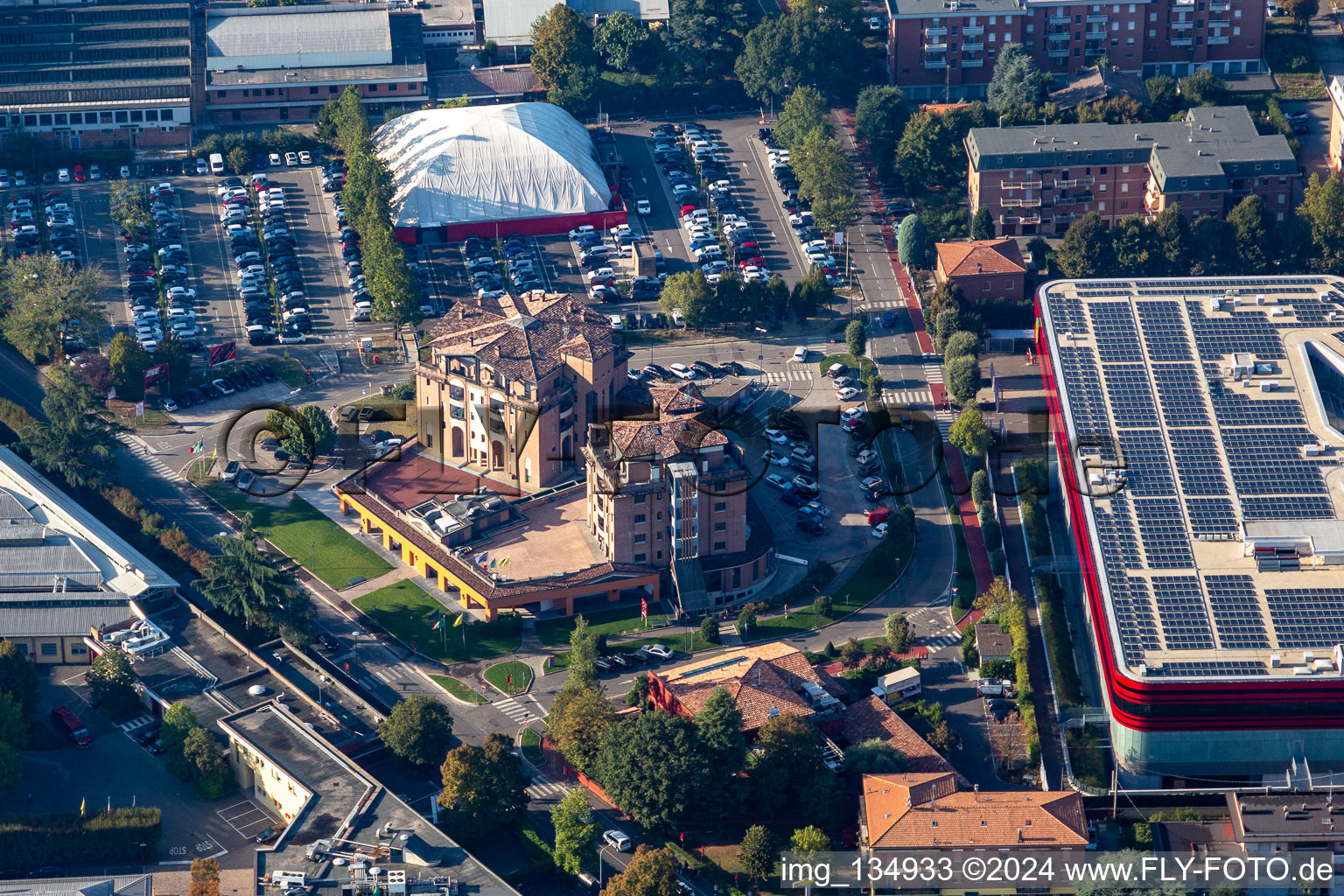 Vue aérienne de Magasin phare de Ferrari à Maranello dans le département Modena, Italie