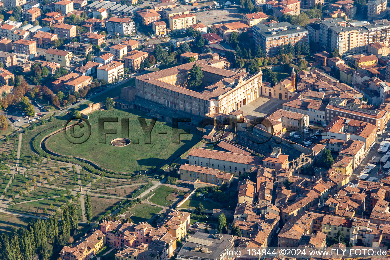 Vue aérienne de Parc Ducal, Jardins Ducali et Palais Ducal à Sassuolo dans le département Modena, Italie