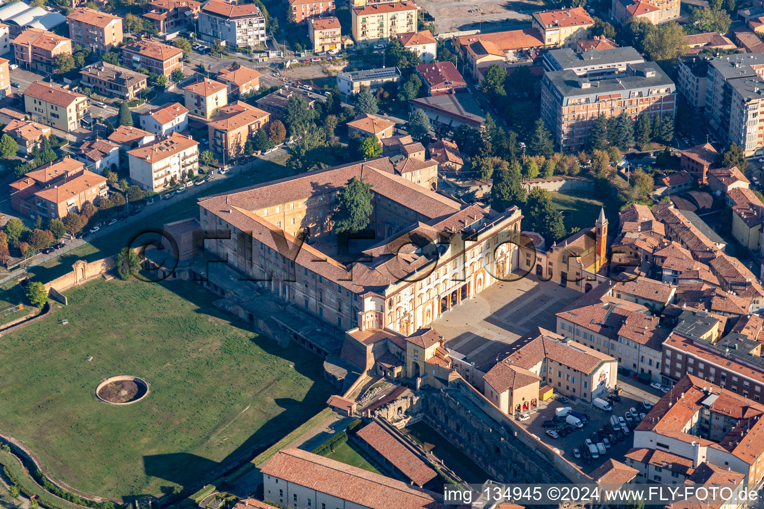 Photographie aérienne de Parc Ducal, Jardins Ducali et Palais Ducal à Sassuolo dans le département Modena, Italie