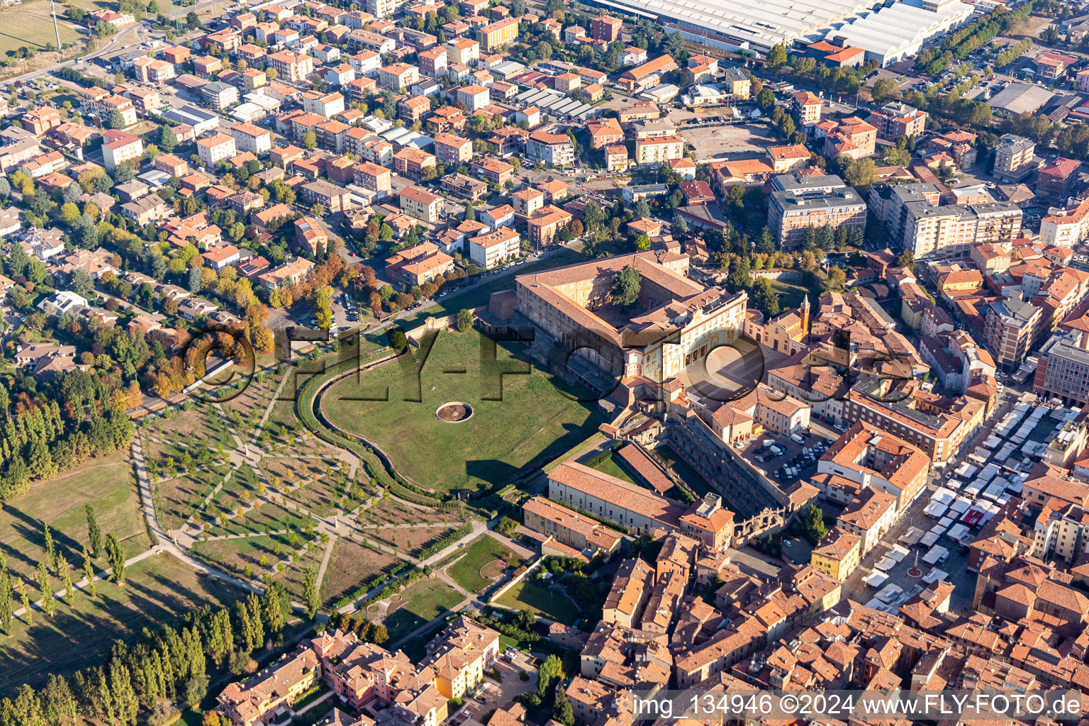 Vue oblique de Parc Ducal, Jardins Ducali et Palais Ducal à Sassuolo dans le département Modena, Italie