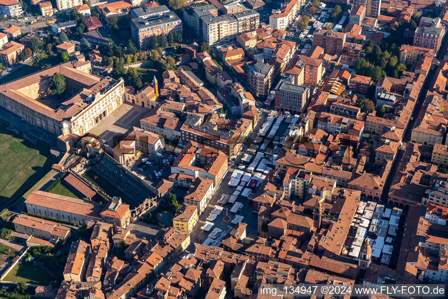 Vue aérienne de Les étals du marché au Palais Ducal à Sassuolo dans le département Modena, Italie