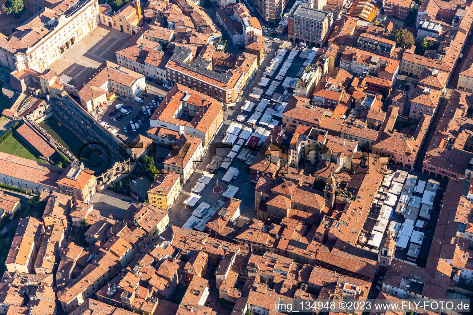Vue aérienne de Marché sur la place Martiri à Sassuolo dans le département Modena, Italie