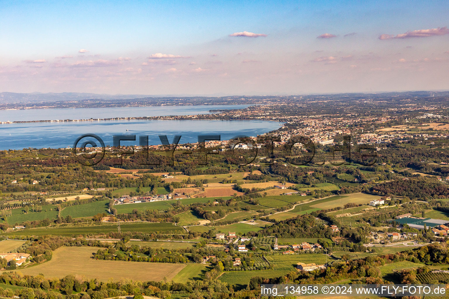 Vue oblique de Desenzano del Garda dans le département Brescia, Italie