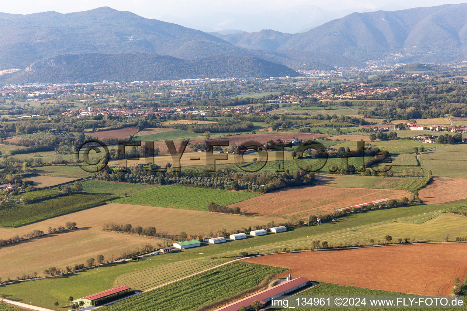 Vue aérienne de Aérodrome Silvio Scaroni à Bedizzole dans le département Brescia, Italie