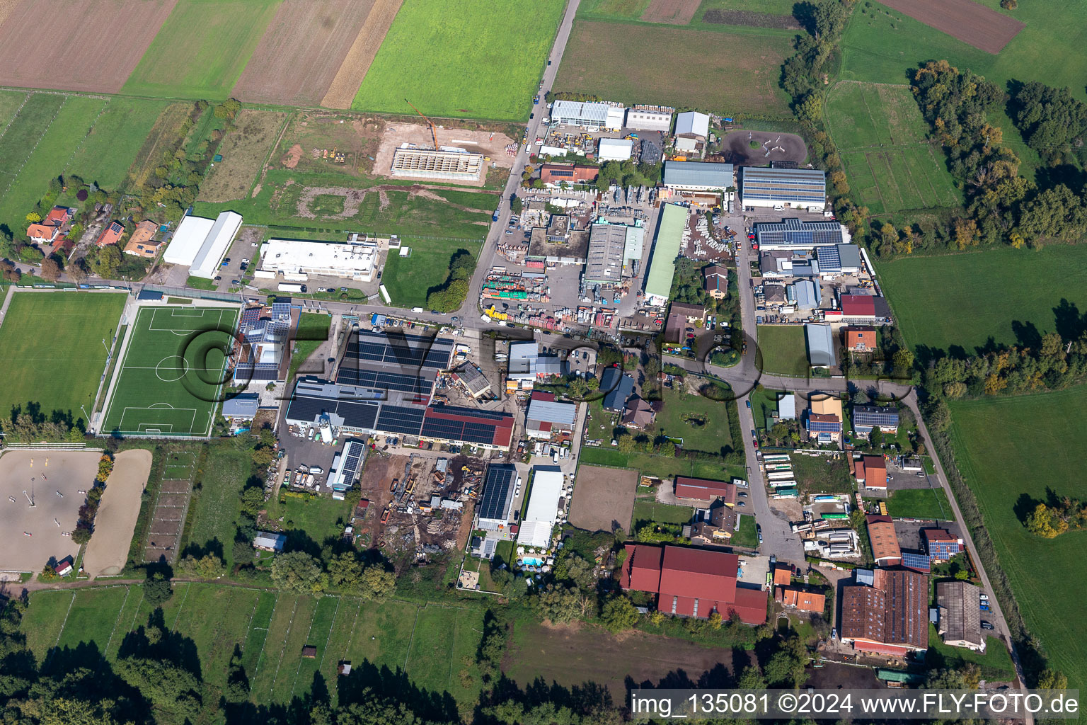 Vue aérienne de Rue industrielle à le quartier Billigheim in Billigheim-Ingenheim dans le département Rhénanie-Palatinat, Allemagne