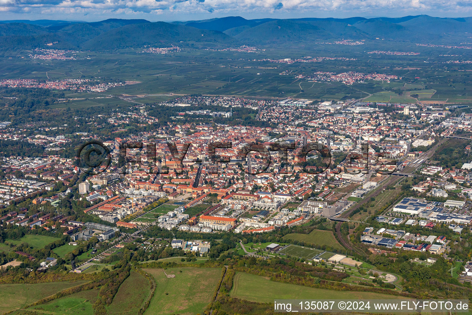 Vue aérienne de Le centre-ville vu du sud à Landau in der Pfalz dans le département Rhénanie-Palatinat, Allemagne