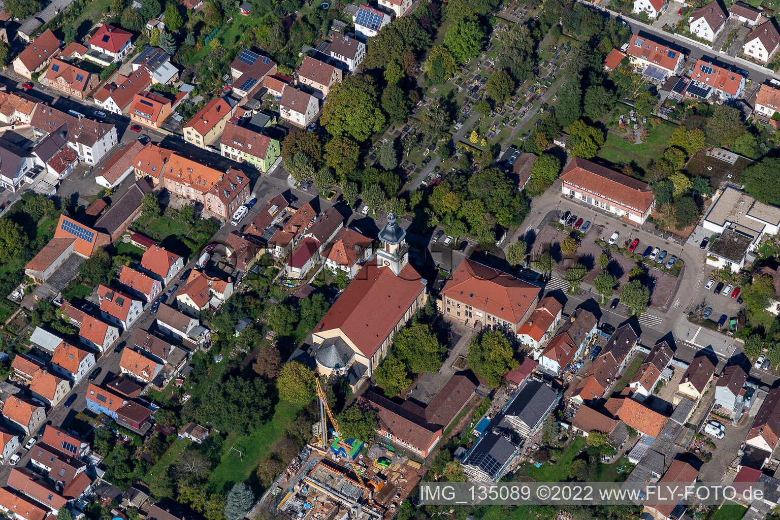 Vue aérienne de Église de l'Assomption de Marie, caisse d'épargne à le quartier Queichheim in Landau in der Pfalz dans le département Rhénanie-Palatinat, Allemagne