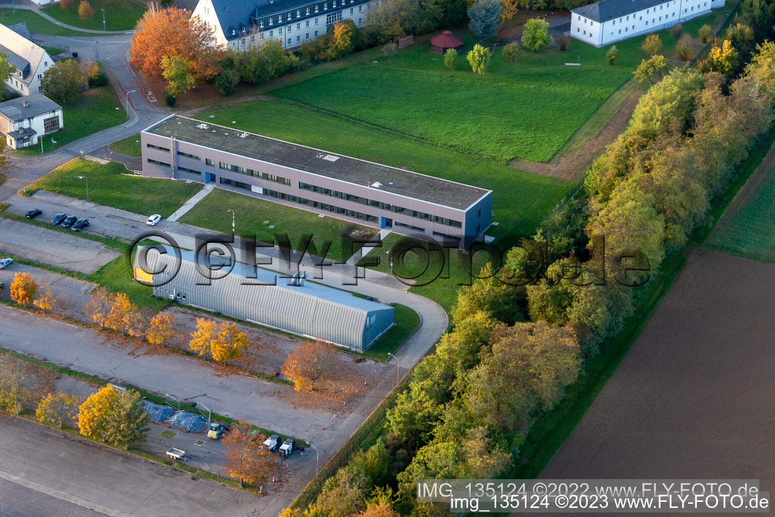 Vue aérienne de Centre électronique de la Bundeswehr dans la caserne Mackensen à Bad Bergzabern dans le département Rhénanie-Palatinat, Allemagne