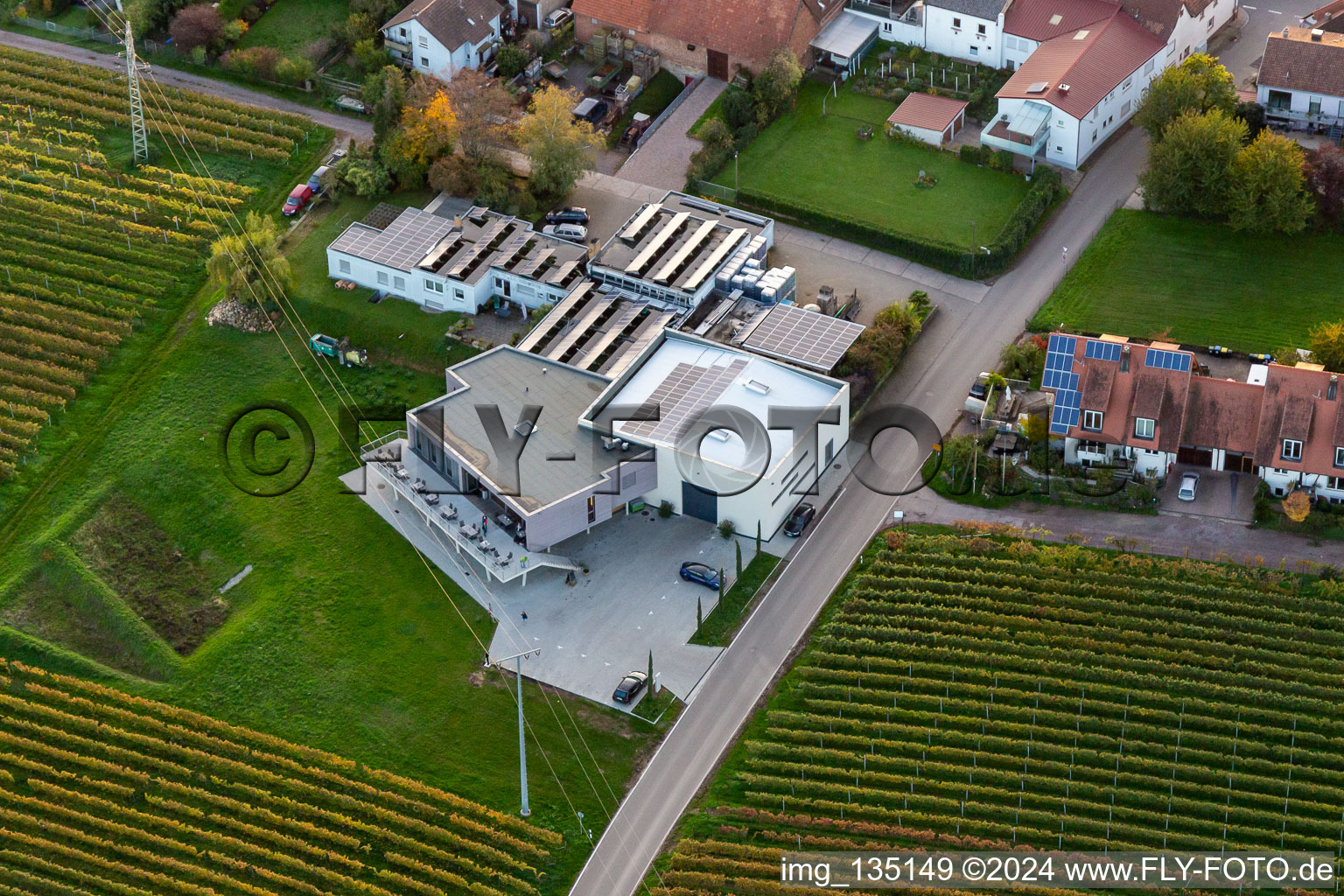 Vue aérienne de Vinothek Weingut Sauer à Nußdorf à le quartier Nußdorf in Landau in der Pfalz dans le département Rhénanie-Palatinat, Allemagne