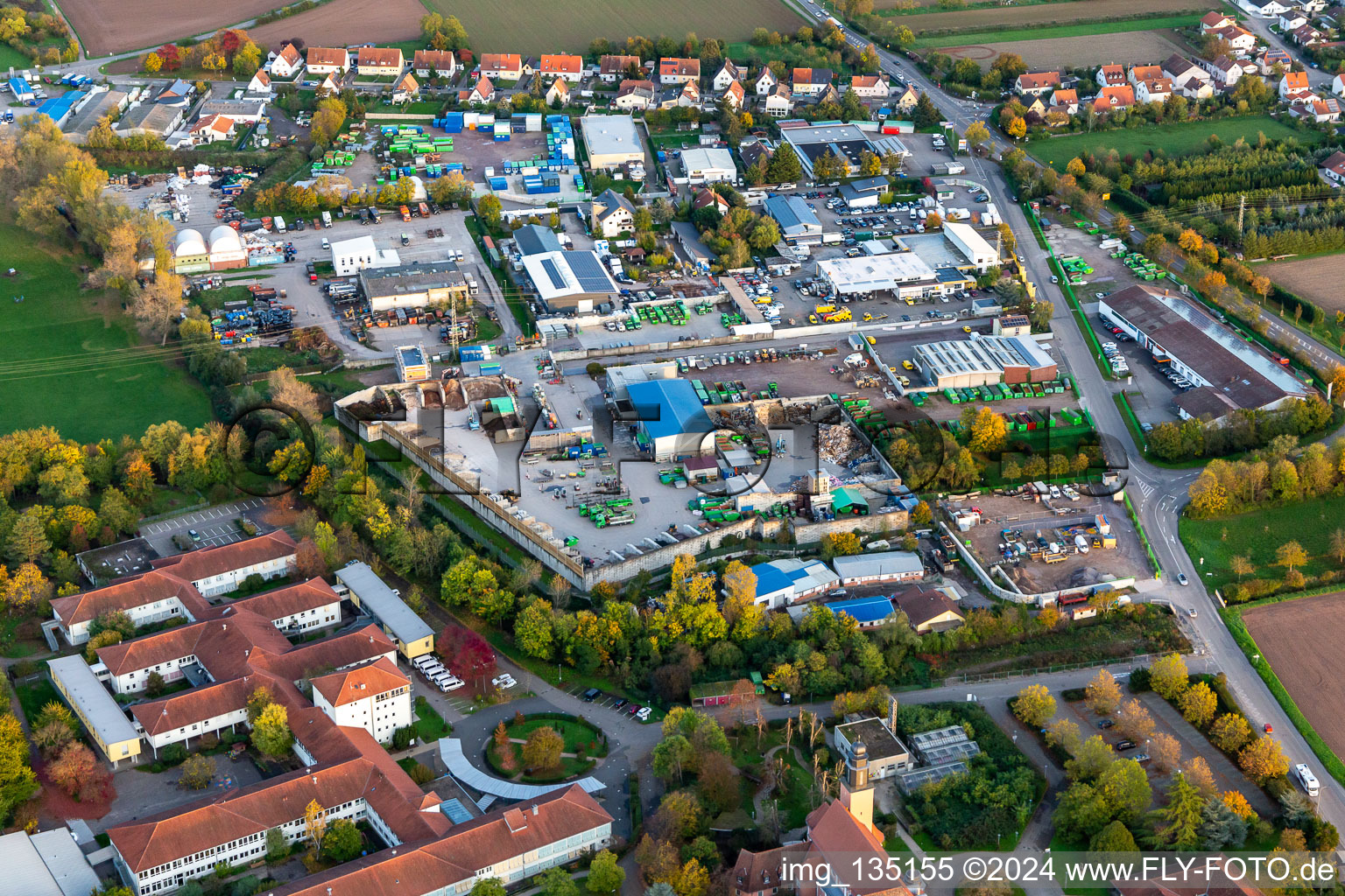 Vue aérienne de Zone commerciale Kleiner Sand avec Süd-Müll GmbH & Co. KG pour le transport des déchets et l'élimination des déchets dangereux, centre de recyclage de Landauer à Landau in der Pfalz dans le département Rhénanie-Palatinat, Allemagne