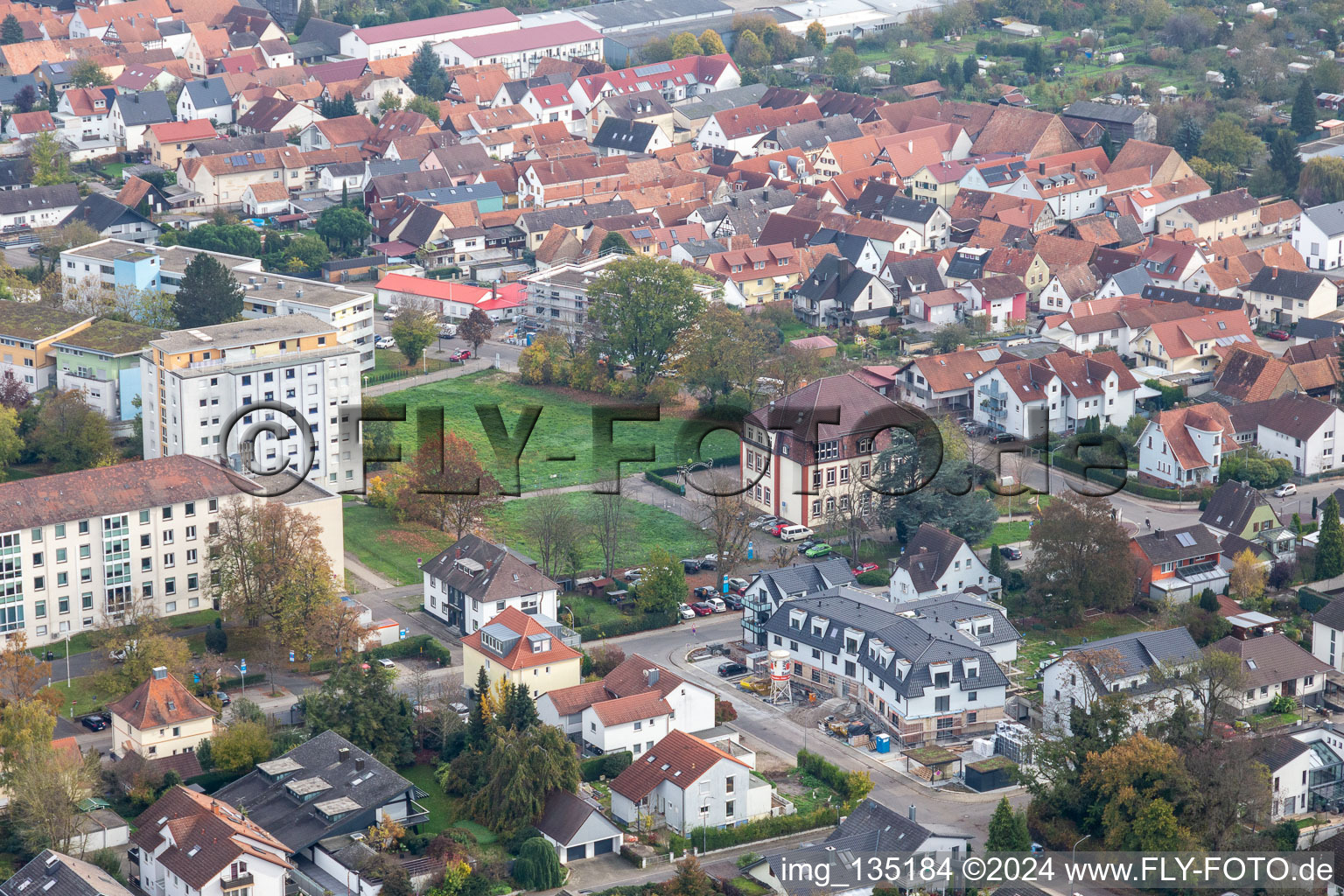 Vue aérienne de Cave de culture, FFZ dans l'ancienne école agricole à Kandel dans le département Rhénanie-Palatinat, Allemagne