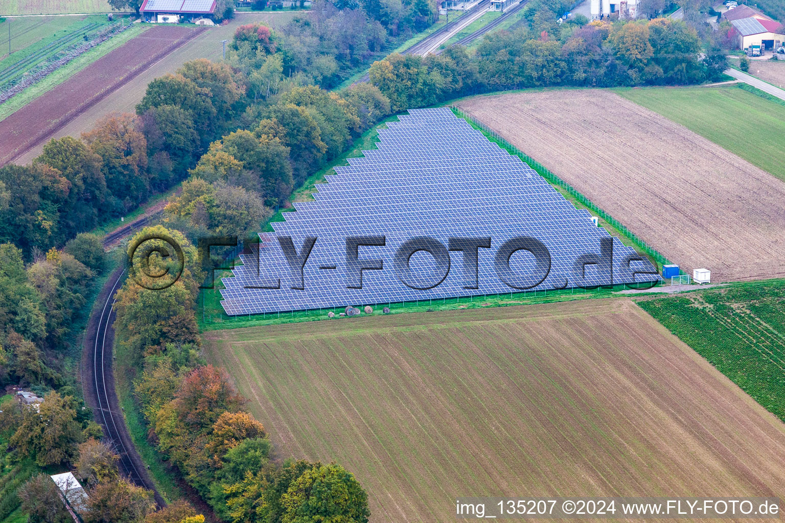 Vue aérienne de Système photovoltaïque sur terres arables à Winden dans le département Rhénanie-Palatinat, Allemagne