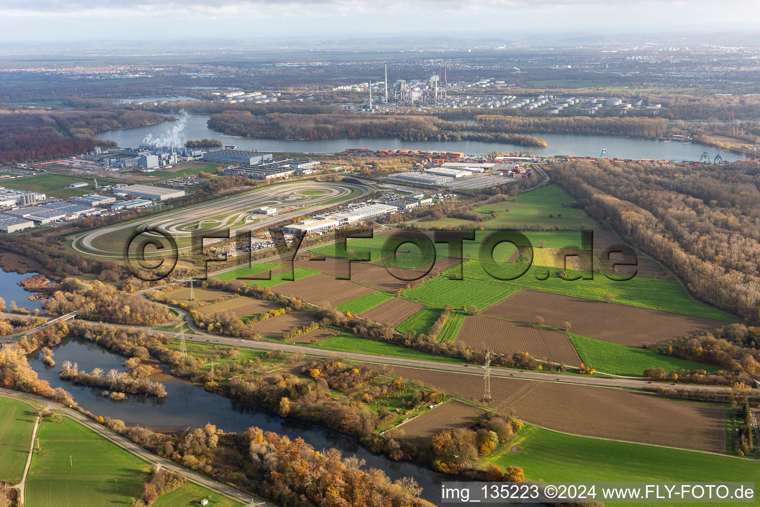 Vue aérienne de Zone d'expansion prévue de Daimler-Trucks AG à Wörth am Rhein dans le département Rhénanie-Palatinat, Allemagne