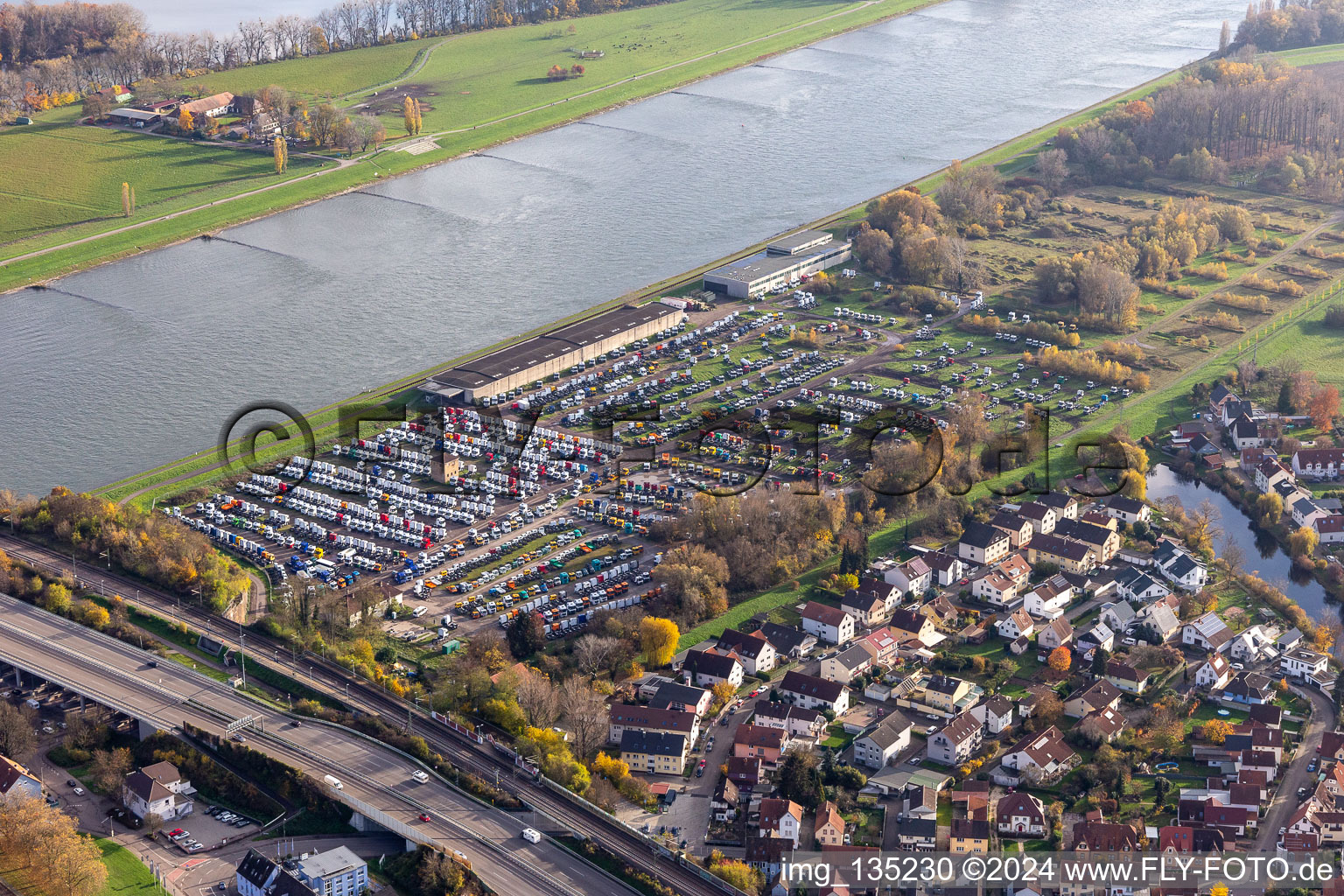 Vue aérienne de Entrepôt de distribution de camions de Daimler-Truck AG à le quartier Maximiliansau in Wörth am Rhein dans le département Rhénanie-Palatinat, Allemagne