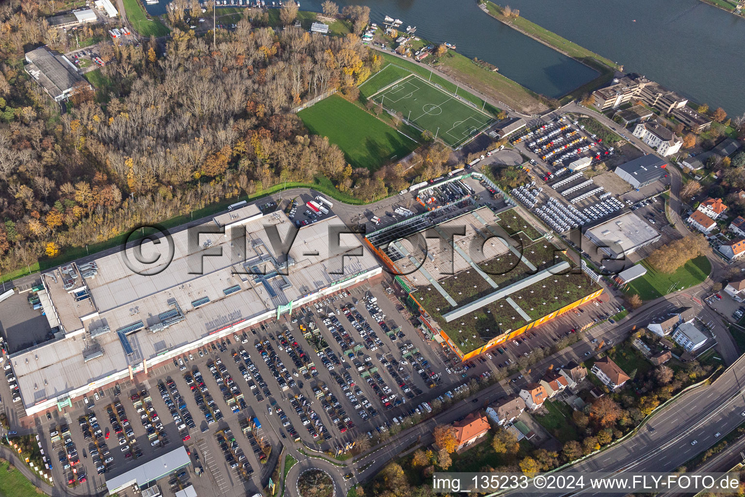 Vue aérienne de Centre Maximilien avec globe à le quartier Maximiliansau in Wörth am Rhein dans le département Rhénanie-Palatinat, Allemagne