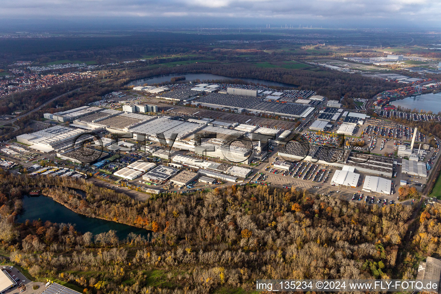 Vue aérienne de Parc industriel avec Daimer Truck AG à le quartier Maximiliansau in Wörth am Rhein dans le département Rhénanie-Palatinat, Allemagne