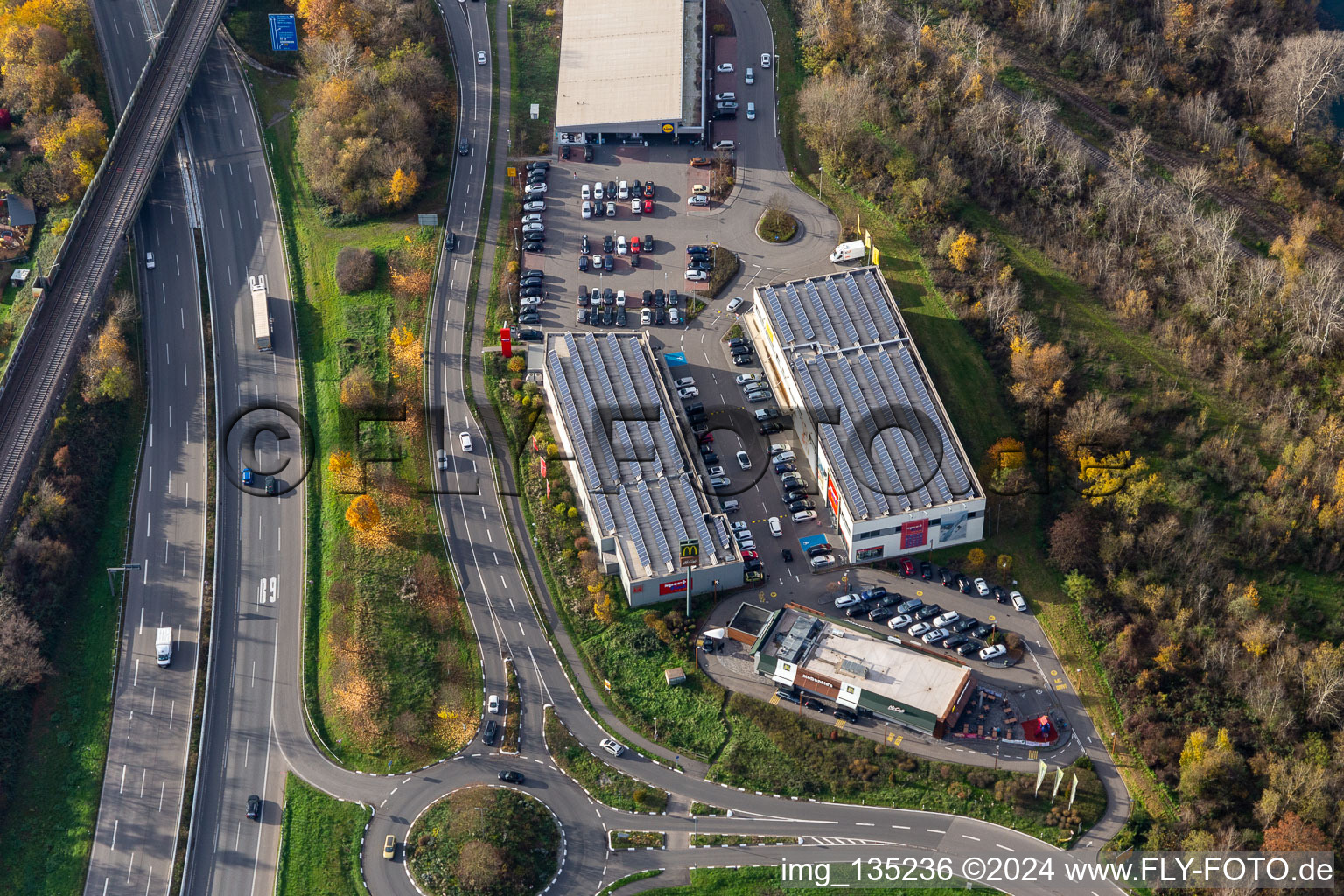 Vue aérienne de Centre Maximilien avec Lidl, Kik et McDonalds à le quartier Maximiliansau in Wörth am Rhein dans le département Rhénanie-Palatinat, Allemagne