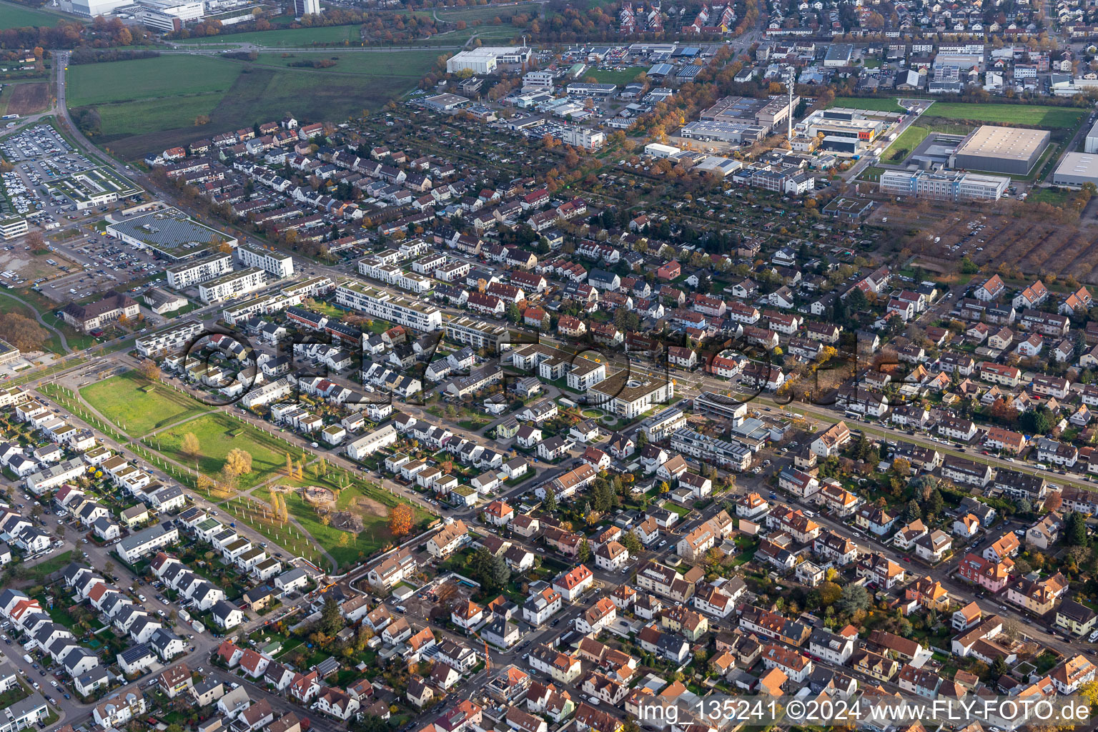 Vue aérienne de Se garer sur la Carl-Schäfer Straße à le quartier Knielingen in Karlsruhe dans le département Bade-Wurtemberg, Allemagne