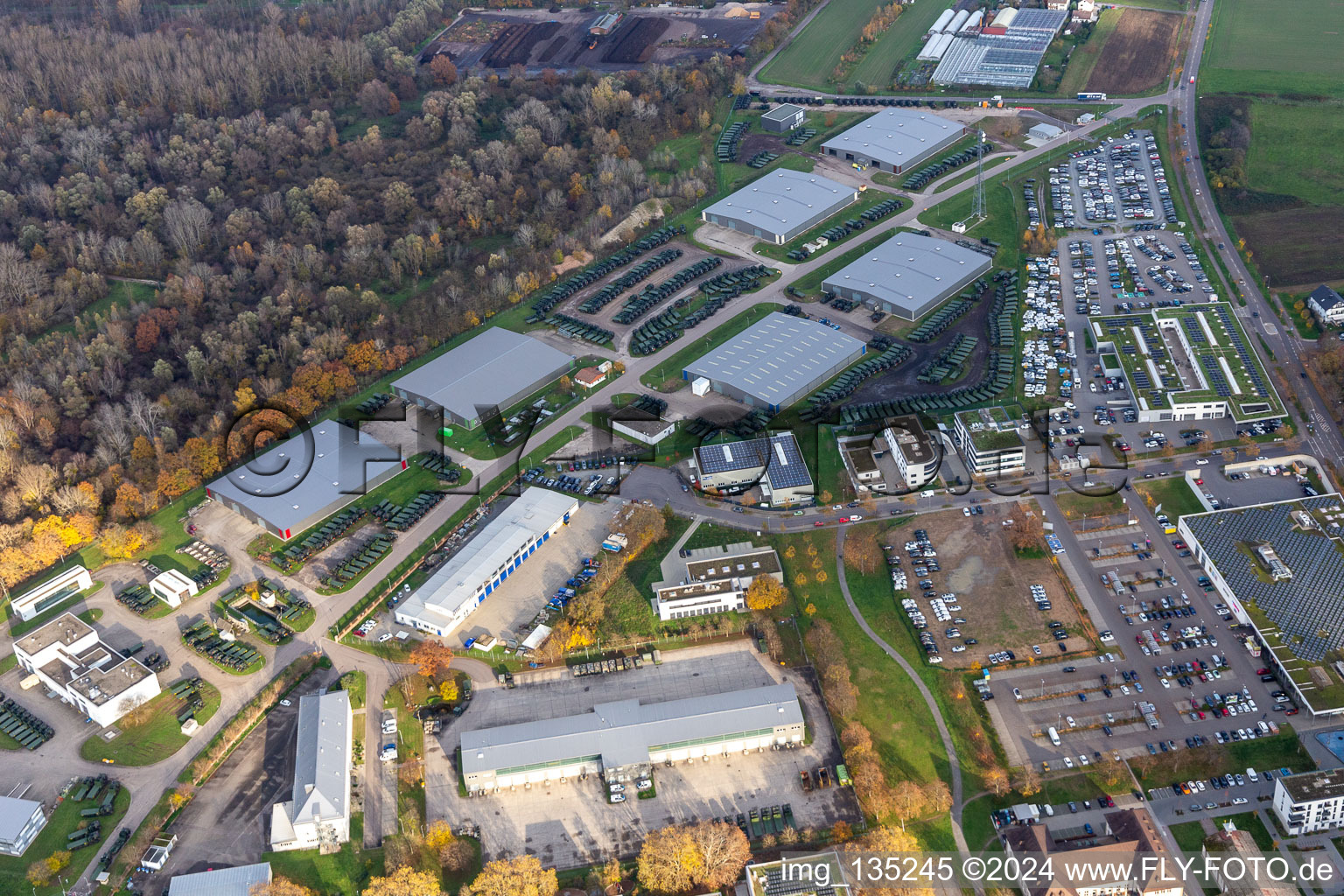 Vue aérienne de Dépôt sud de la Bundeswehr à le quartier Knielingen in Karlsruhe dans le département Bade-Wurtemberg, Allemagne