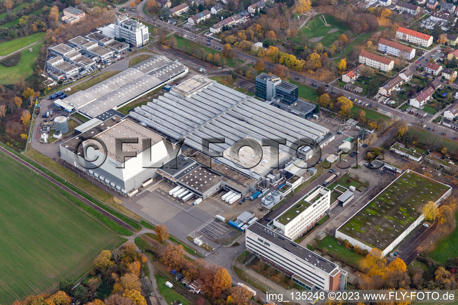 Vue aérienne de L'OREAL Production Allemagne GmbH à le quartier Nordweststadt in Karlsruhe dans le département Bade-Wurtemberg, Allemagne