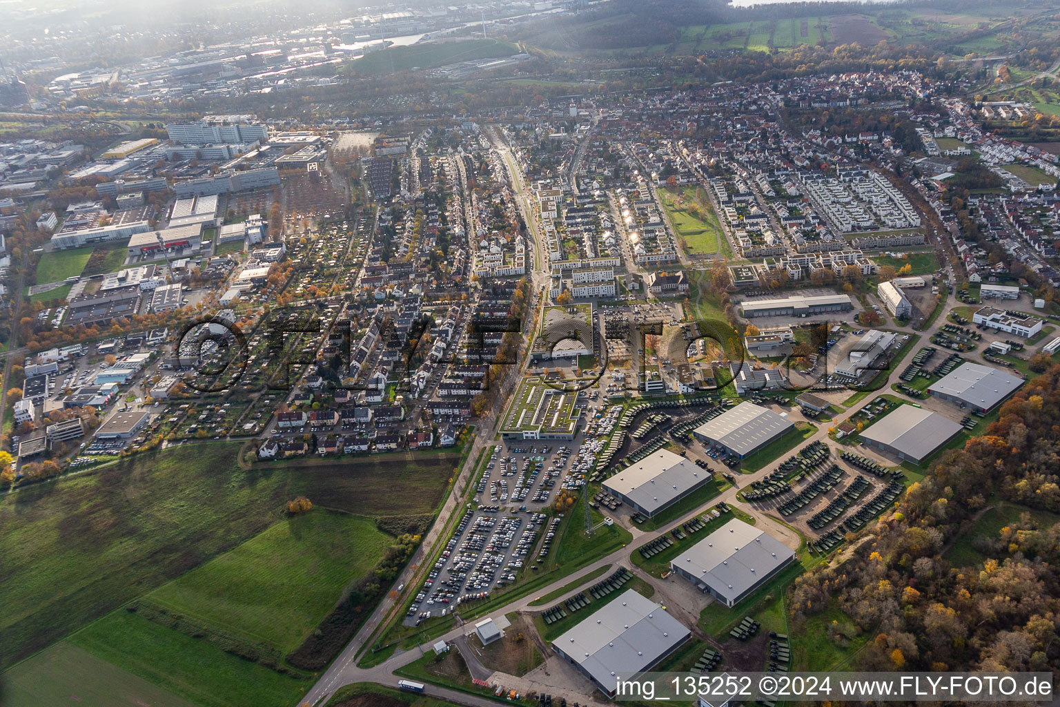 Vue aérienne de Sudètestr à le quartier Knielingen in Karlsruhe dans le département Bade-Wurtemberg, Allemagne