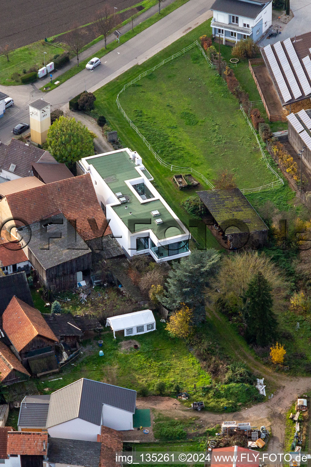 Neupotz dans le département Rhénanie-Palatinat, Allemagne du point de vue du drone