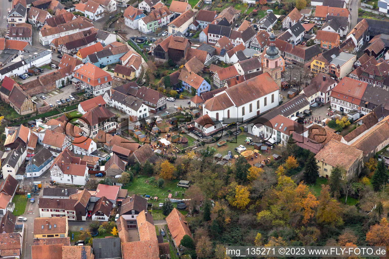 Vue aérienne de Marché de Noël d'Anneresl à Rheinzabern dans le département Rhénanie-Palatinat, Allemagne