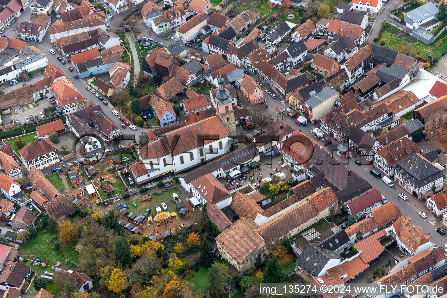 Vue aérienne de Marché de Noël d'Anneresl à Rheinzabern dans le département Rhénanie-Palatinat, Allemagne