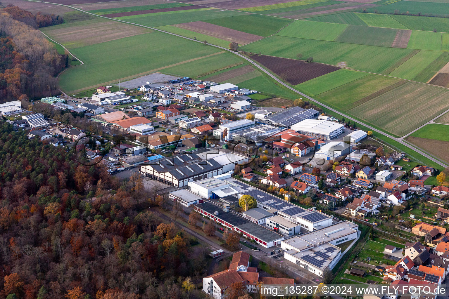 Vue aérienne de Zone commerciale à Gereut à Hatzenbühl dans le département Rhénanie-Palatinat, Allemagne