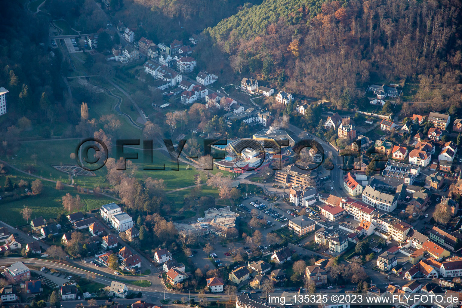Vue aérienne de Parc Kurpark, Thermes du Palatinat-Sud à Bad Bergzabern dans le département Rhénanie-Palatinat, Allemagne