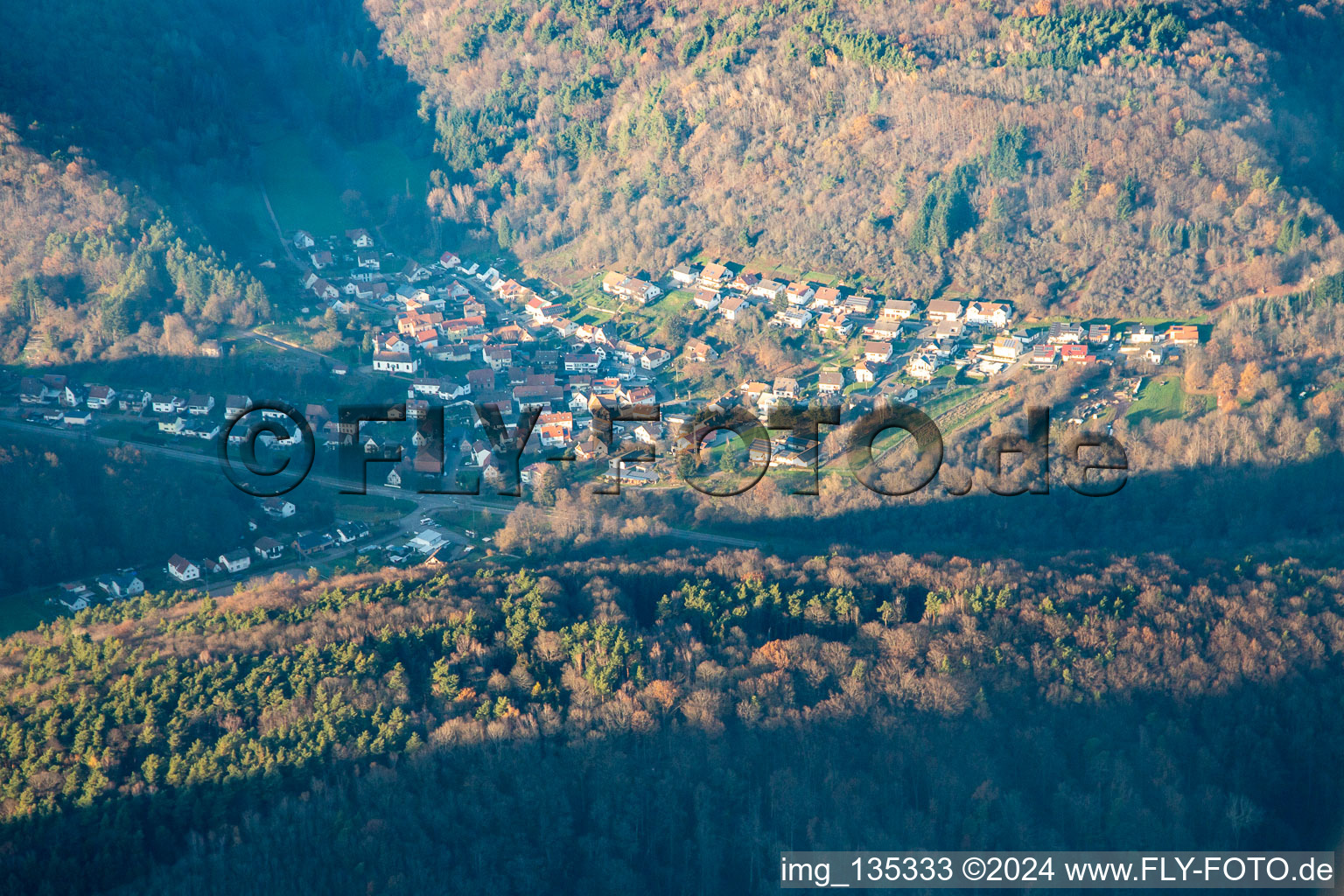 Vue aérienne de Du sud à Waldhambach dans le département Rhénanie-Palatinat, Allemagne