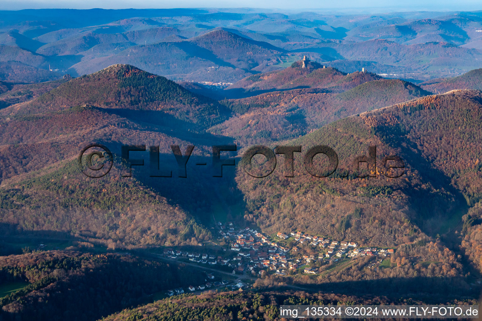 Vue aérienne de Vue sur les trifels à Waldhambach dans le département Rhénanie-Palatinat, Allemagne