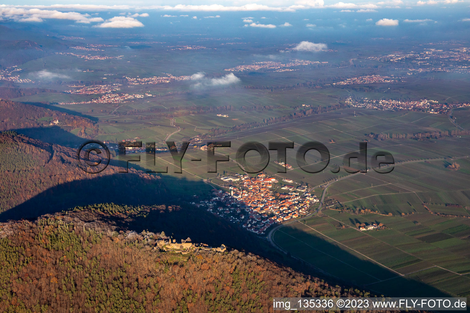 Vue aérienne de Madenburg du sud-ouest à Eschbach dans le département Rhénanie-Palatinat, Allemagne