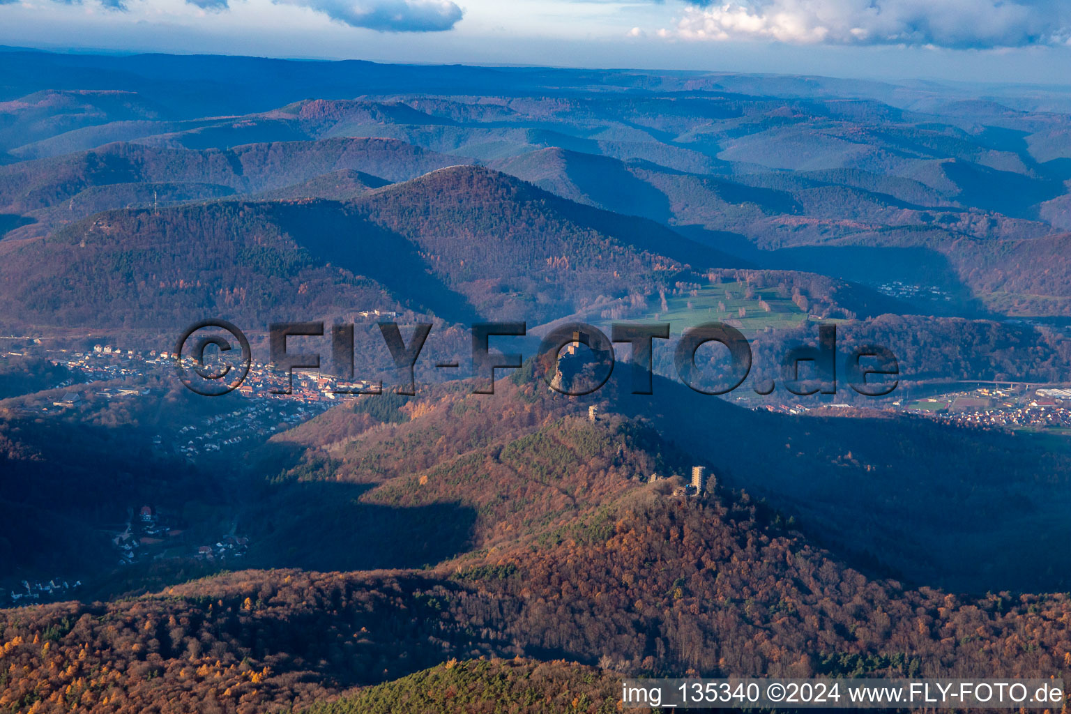 Vue aérienne de Les 3 châteaux : Münz, Anebos et Trifels du sud-est à le quartier Bindersbach in Annweiler am Trifels dans le département Rhénanie-Palatinat, Allemagne