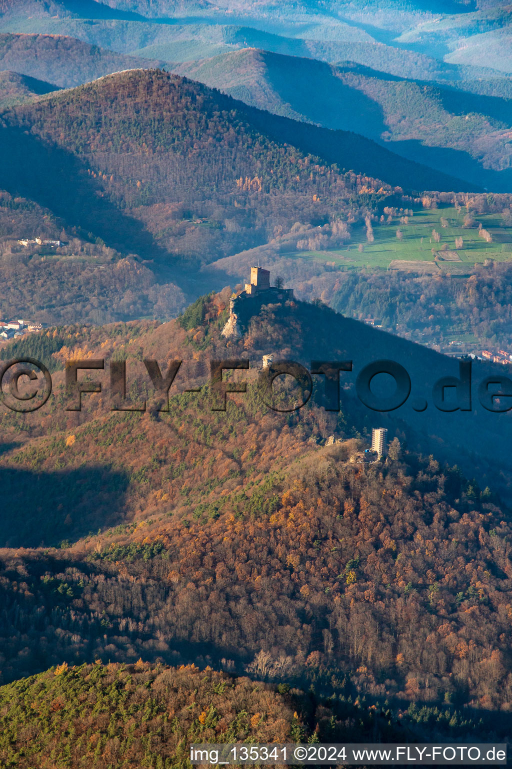 Vue aérienne de Les 3 châteaux : Münz, Anebos et Trifels du sud-est à le quartier Bindersbach in Annweiler am Trifels dans le département Rhénanie-Palatinat, Allemagne