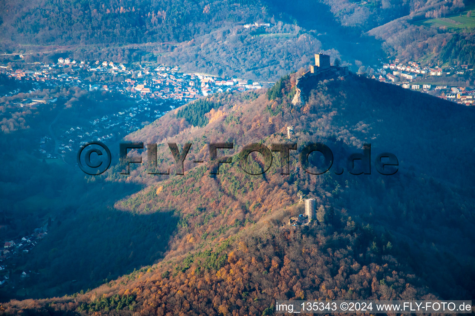 Photographie aérienne de Les 3 châteaux : Münz, Anebos et Trifels du sud-est à le quartier Bindersbach in Annweiler am Trifels dans le département Rhénanie-Palatinat, Allemagne