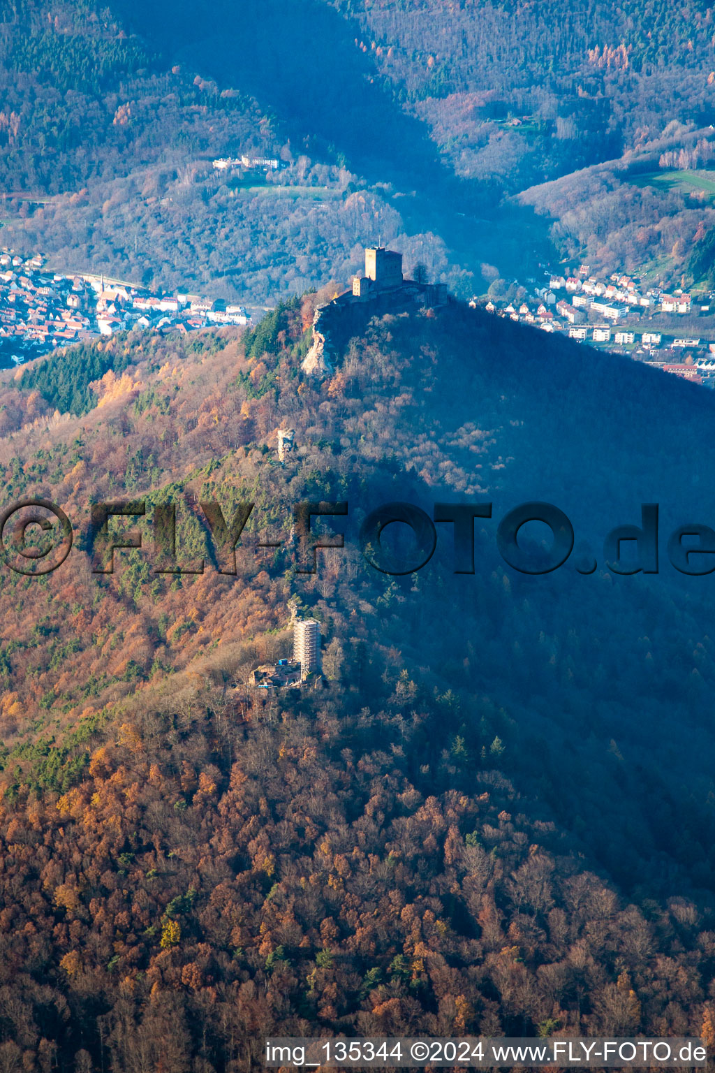 Vue oblique de Les 3 châteaux : Münz, Anebos et Trifels du sud-est à le quartier Bindersbach in Annweiler am Trifels dans le département Rhénanie-Palatinat, Allemagne