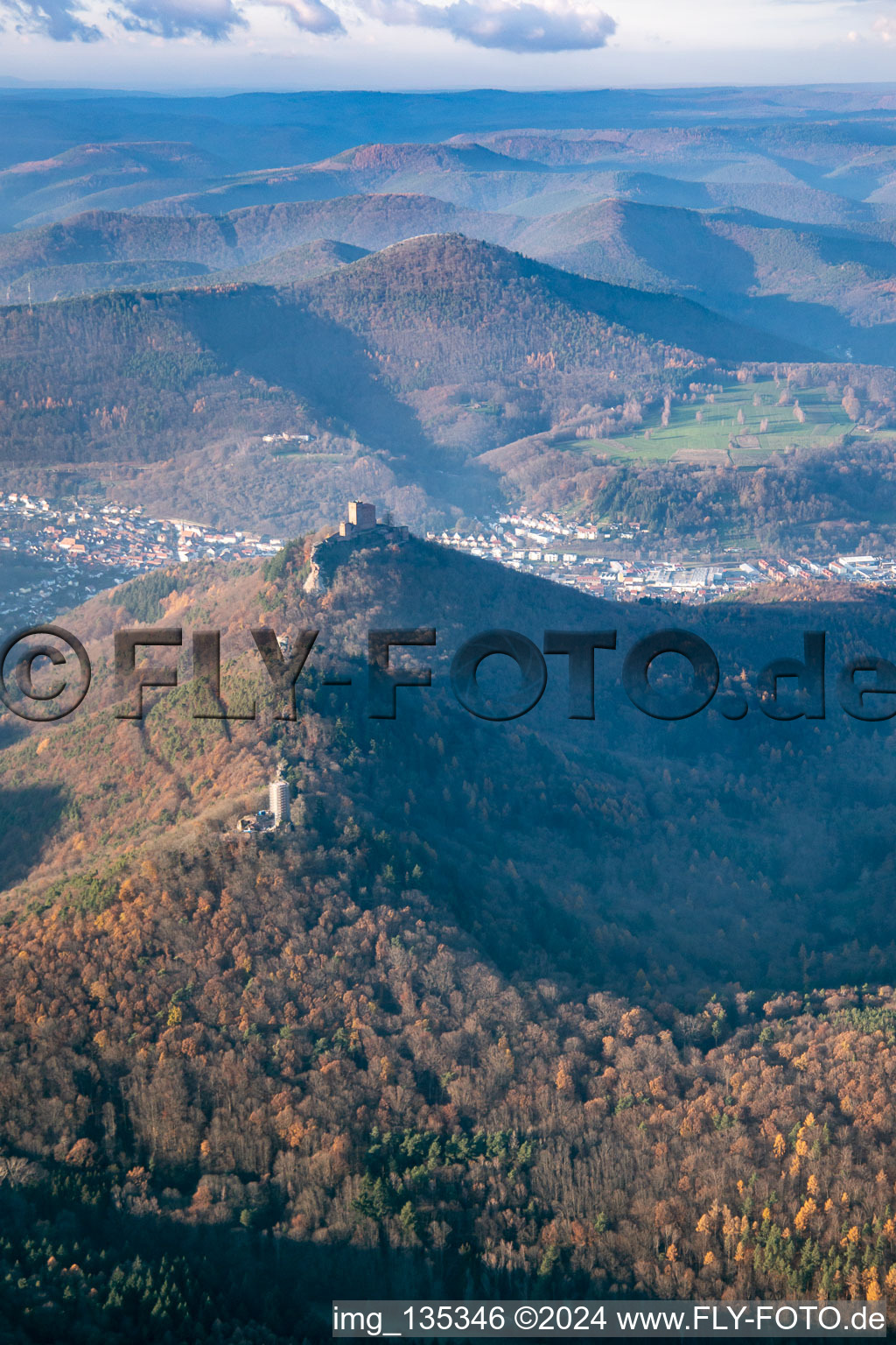 Les 3 châteaux : Münz, Anebos et Trifels du sud-est à le quartier Bindersbach in Annweiler am Trifels dans le département Rhénanie-Palatinat, Allemagne d'en haut