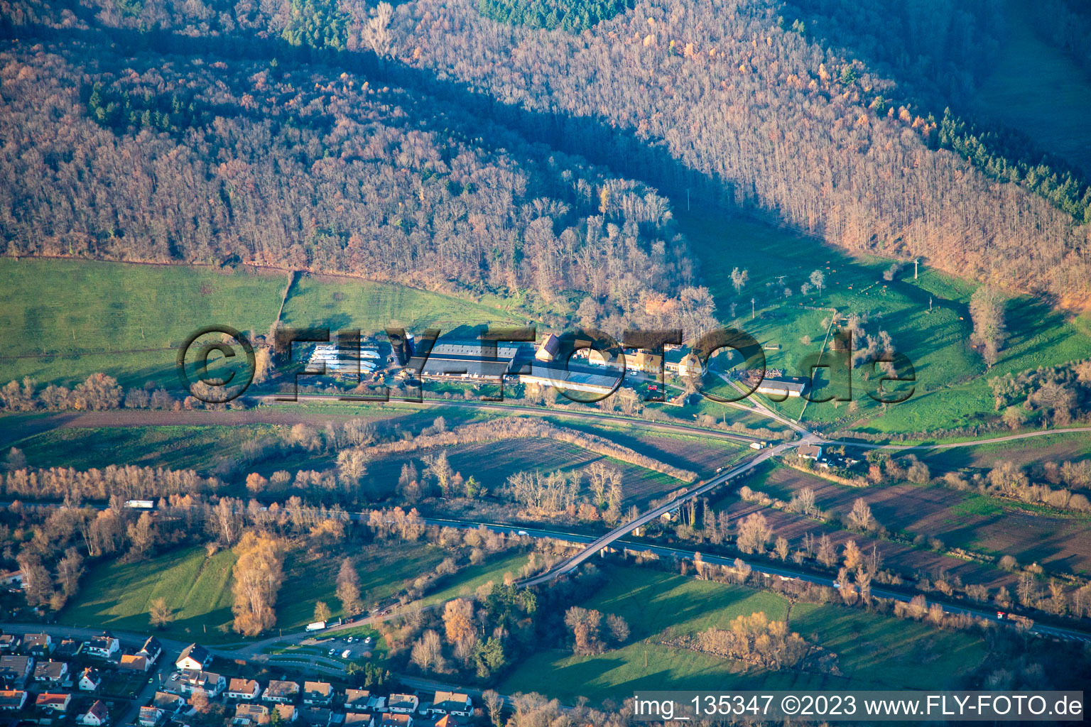 Vue aérienne de Bon Rothenhof à le quartier Queichhambach in Annweiler am Trifels dans le département Rhénanie-Palatinat, Allemagne